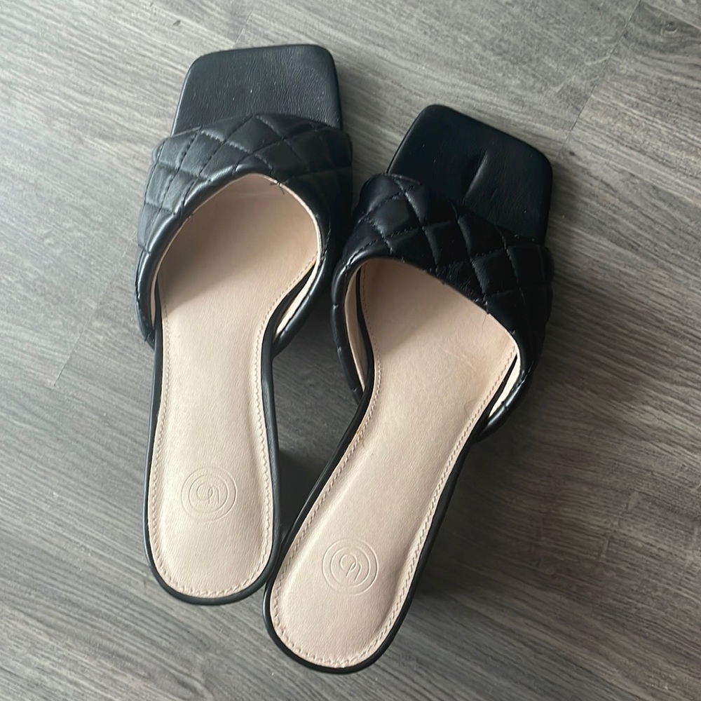 Urban Outfitter Black Leather open toe block heels in US 7.5 EU 38